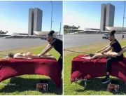 CHOQUEI! Homem viraliza ao massagear mulher de biq
