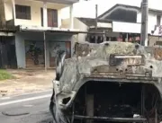 [VÍDEOS] Carro capota, pega fogo e fica destruído,