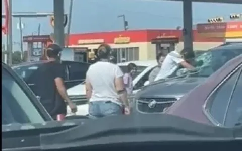 VÍDEO: Desesperado, pai quebra vidro de carro para