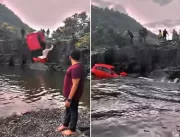 Em vídeo chocante, carro cai de cachoeira com cria