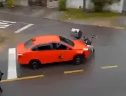 Motorista acelera e passa por cima de moto após br