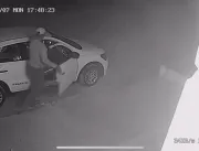[VÍDEO] Criminosos roubam carro minutos após saída