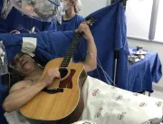 Paciente canta e toca violão durante cirurgia para