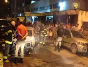 VÍDEO - Grupo armado incendeia carro com dois corp