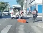 Caixão cai de veículo de funerária no meio da rua 