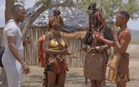 INUSITADO: Em tribo africana, homens oferecem as e
