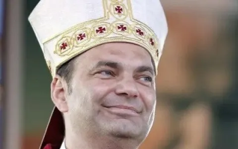 ESCANDÂLO: Bispo renuncia após orgia envolvendo pa