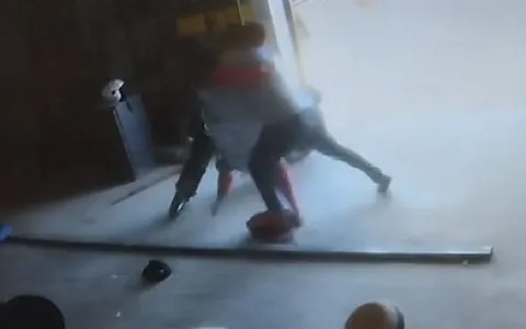 [VÍDEO] Comerciante é preso após agredir violentam