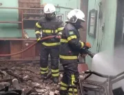[VÍDEO] Homem incendeia a própria casa após tentar