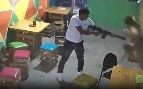 CENAS FORTES: Homem invade bar armado com fuzil e 