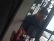 Homem é flagrado (VÍDEO) se masturbando para adolescente em porta de mercadinho: CENA FORTE