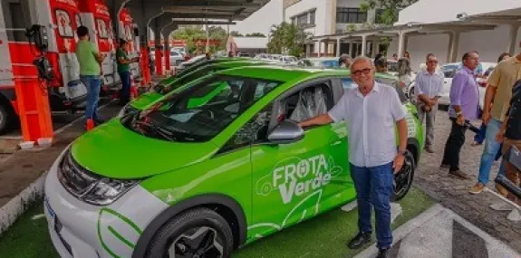 Cícero Lucena entrega primeiros carros elétricos p
