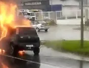 VÍDEO: Carro pega fogo e deixa trânsito lento na B