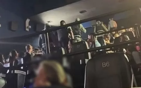[VÍDEO] Grupo é expulso de sala de cinema por fuma