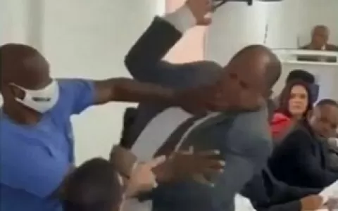 CONFUSÃO: Vereador agride colega durante sessão em