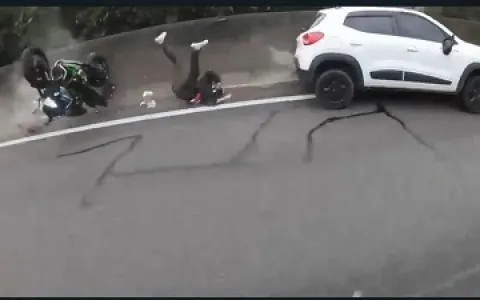 VÍDEO: Motorista embriagado atinge motociclista e 