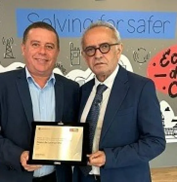 Cícero Lucena recebe prêmio da Motorola Solutions 