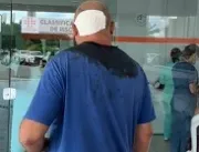 [VÍDEO] Homem em surto esfaqueia e crava faca na c
