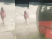 BRUTAL: Mulher morre esmagada por ônibus em calçad