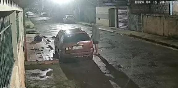 VÍDEO. Câmera flagra furto de veículo que terminou