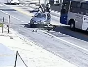 VÍDEO: Homem de moto acerta carro de frente e acab