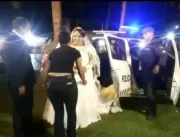 Noiva realiza sonho de chegar ao casamento em viat