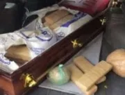 Polícia apreende drogas escondias em um caixão 