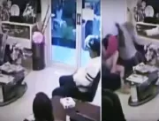 VÍDEO: Homem fuzila duas mulheres dentro de salão 
