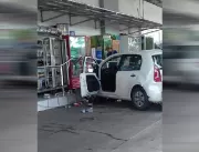 Homem escapa de ser atingido por veículo desgovern