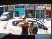 Câmera de segurança registra mulher praticando ass