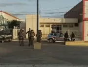 Grupo tranca policiais em destacamento antes de ex