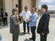 Ao lado do presidente do TJPB, Cartaxo visita novo