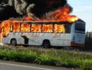 Incêndio deixa ônibus de passageiros completamente