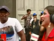 ASSISTA: Repórter encerra link ao vivo após receber cantada de folião em bloco de Carnaval
