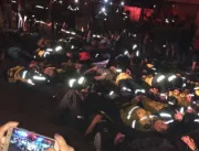 Agentes da Lei Seca protestam se deitando no local