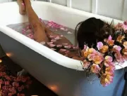 Mulher morre eletrocutada ao fazer selfie na banhe