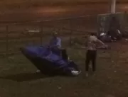 VÍDEO - Casal é flagrado transando em barraca ao l