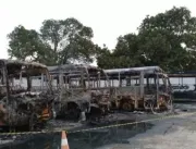 Incêndio destrói caminhões estacionados em pátio d