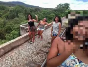 Adolescentes caem de ponte de 10 metros enquanto t