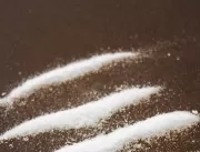 Homem mostra 50 gramas de cocaína em delegacia e p