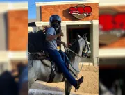 Lanchonete usa cavalo para driblar falta de combus