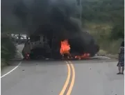 Bandidos interceptam e explodem carro-forte em mei