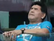 VÍDEO - Maradona sai de estádio carregado nos braç