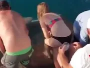 Mulher é abocanhada por tubarão ao tentar alimenta