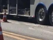 Passageiro morre esmagado ao tentar consertar pneu