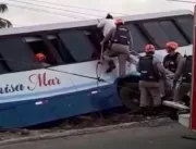 VÍDEO: Passageiros ficam feridos após ônibus tomba