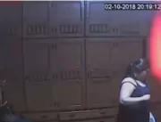 Vídeo flagra filha suspeita de matar a mãe no quar