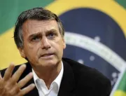 Após ser alvo de protestos, Bolsonaro defende libe