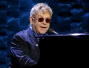 Elton John chora ao cantar música em homenagem a G