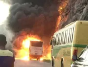 Motorista registra ônibus pegando fogo na Serra de